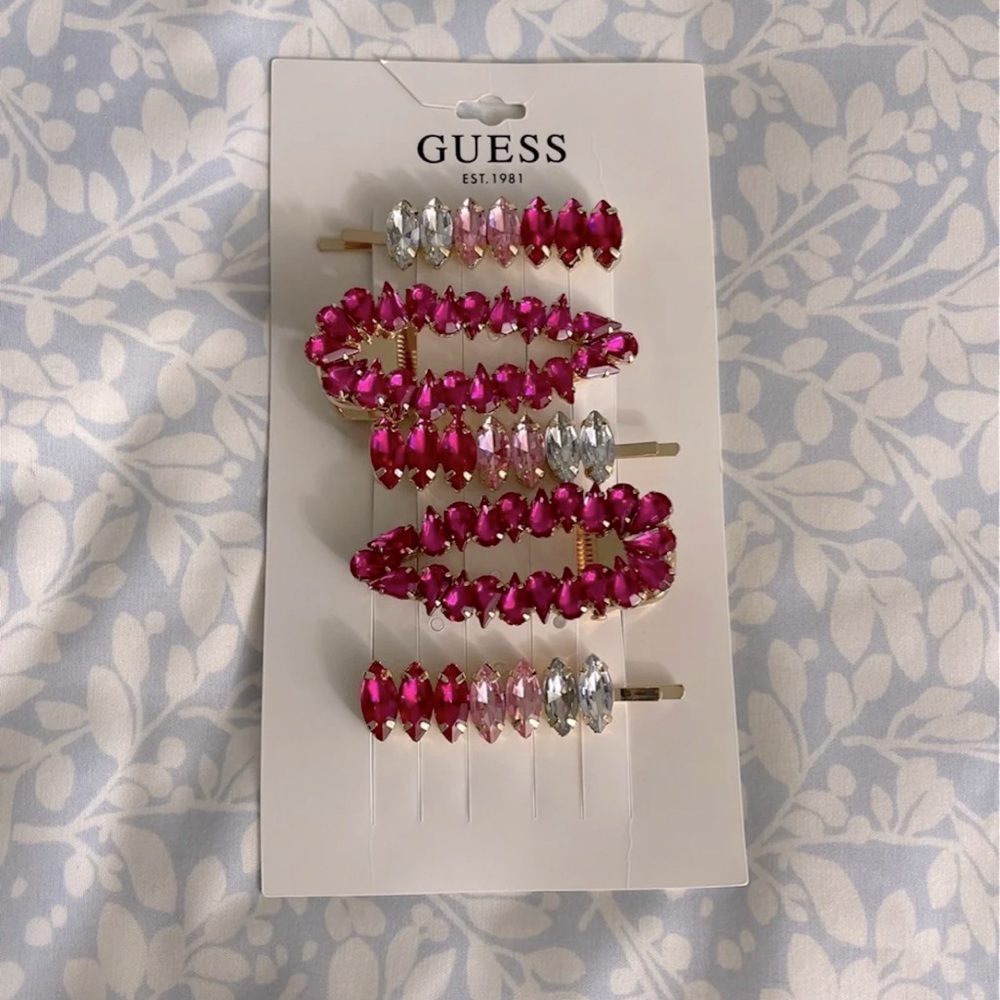 Trendy Guess Hair clips (5 pieces)